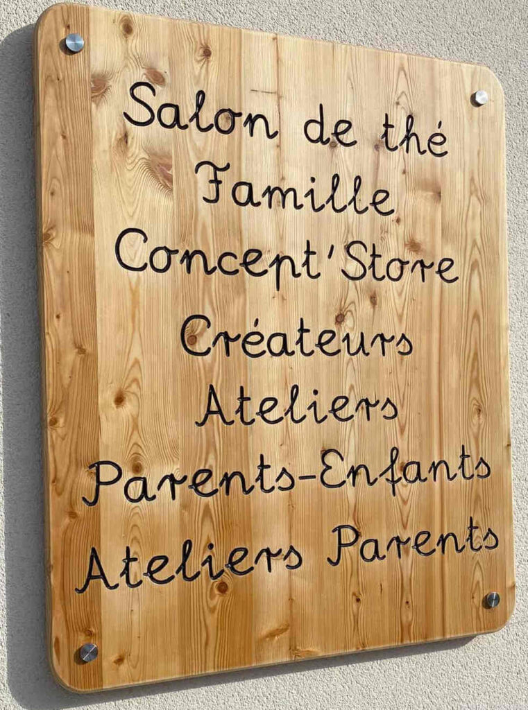 plaque en bois gravé