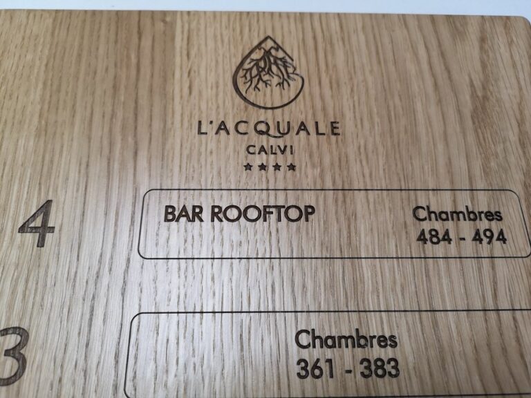 signalétique en bois pour hôtel