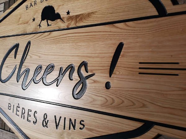 Enseigne bois massif châtaignier gravée pour bar snack
