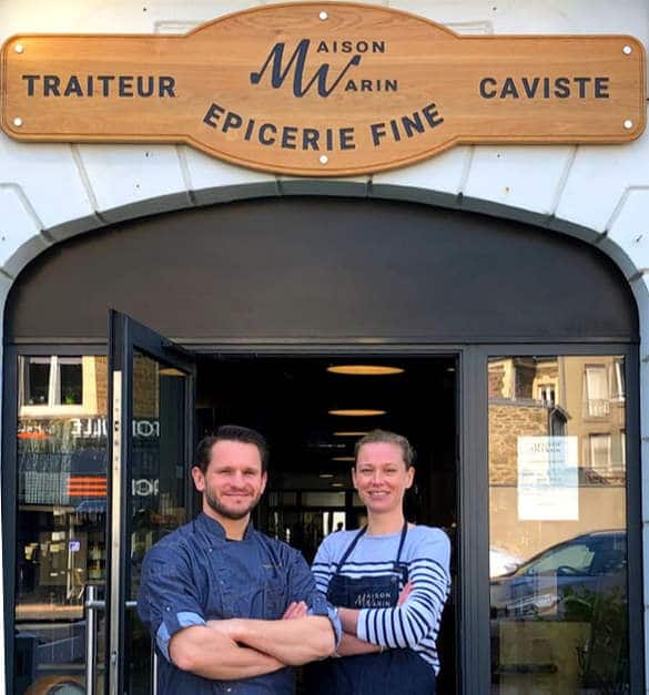 Enseigne traiteur épicerie en bois gravé