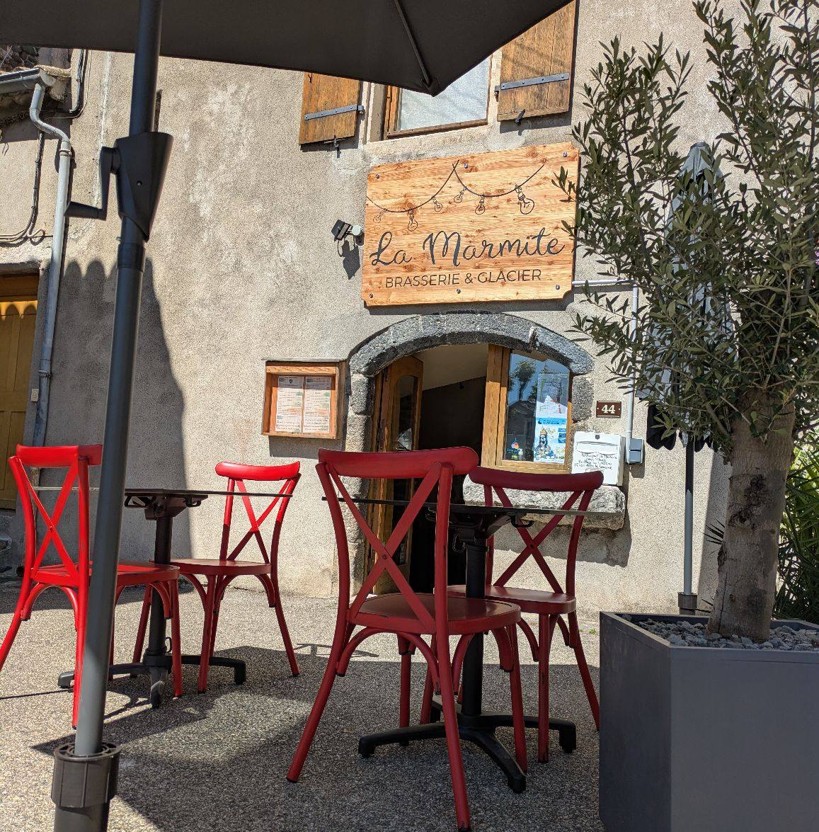 Enseigne bois gravée et peinte installée sur façade de restaurant