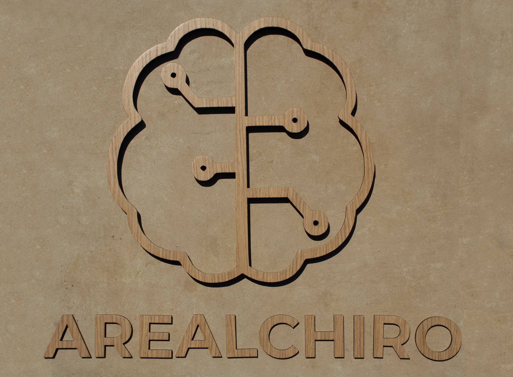 Logo en bois découpé pour entreprise