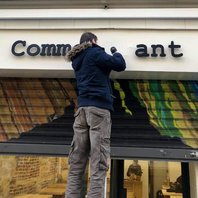 Façade de la boutique Comme Avant avec enseigne bois fabriquée par Artnum3D